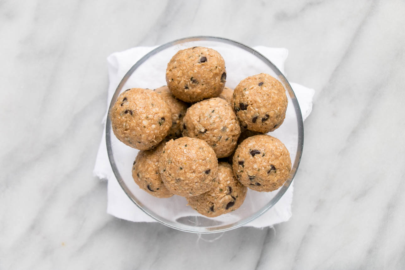 Peanut Butter Chocolate Chip Oatmeal Bites